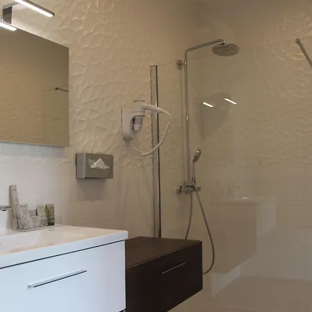 Hotel L'Esturgeon Hotel Poissy